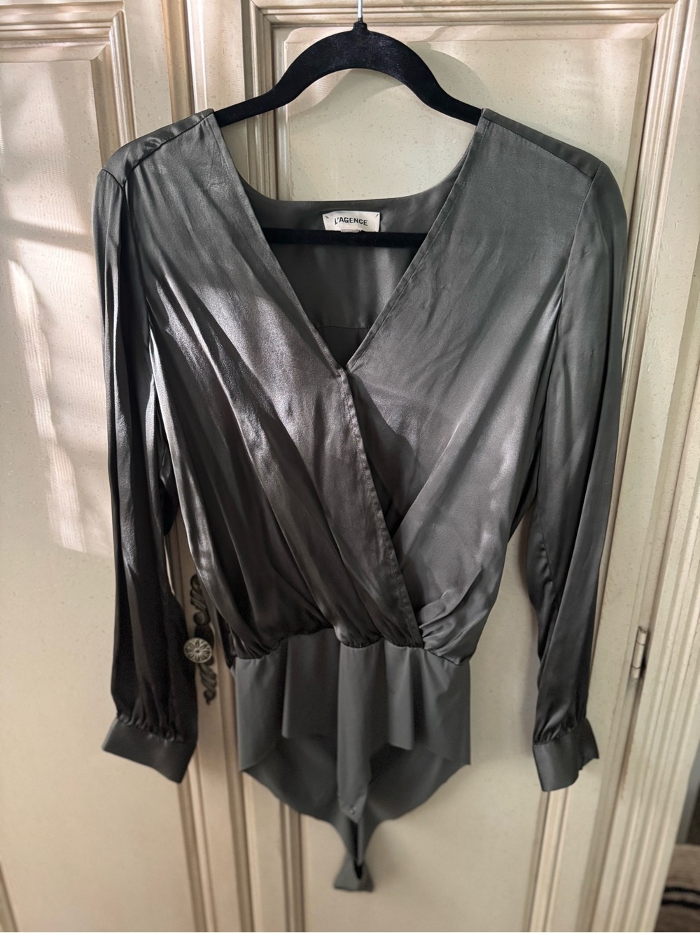 L'AGENCE Silk-Blend Top in olive and White Trim